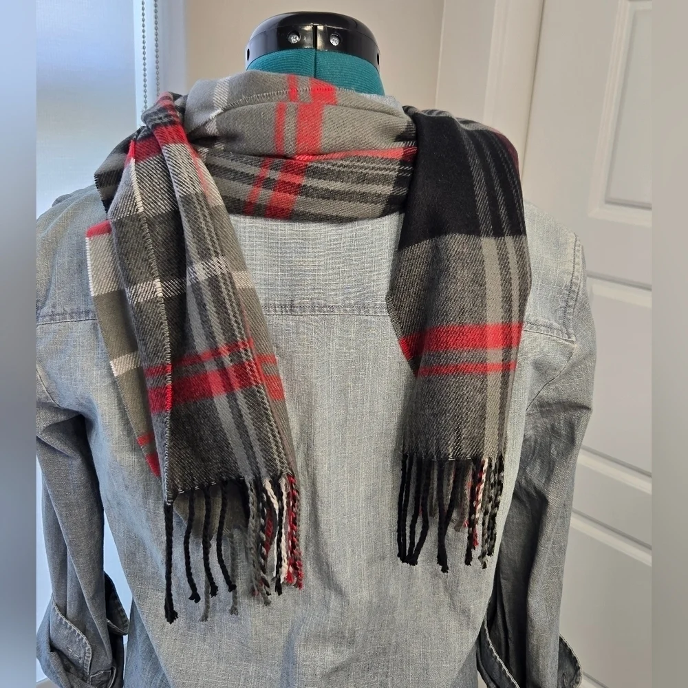 100% CASHMERE GREY RED BLACK PLAID LONG SCARF FRINGE ENDS UNISEX OS GERMANY LUX